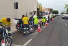 Photo of Motociclistas recebem antena corta linha de pipa e orientações