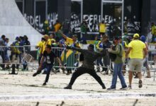 Photo of Manifestantes invadem Congresso, Planalto e STF