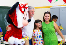 Photo of Prefeito Airton Gomes entrega presente e kit de Natal para 580 alunos da Educação Municipal de Guaraçaí