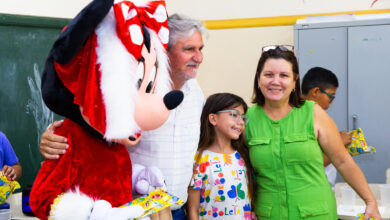 Photo of Prefeito Airton Gomes entrega presente e kit de Natal para 580 alunos da Educação Municipal de Guaraçaí